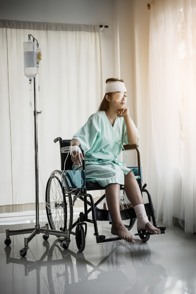 Pacientky sedící na vozíčku trpí bolestí po hospitalizaci. - Fotografie, Obrázek