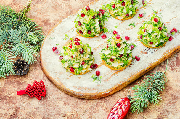 Noel kanepeleri veya peynirden yapılmış tart, mayonez ve sarımsak.. - Fotoğraf, Görsel