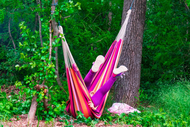 loisirs en forêt dans la nature, une fille tombe d'un hamac - Photo, image