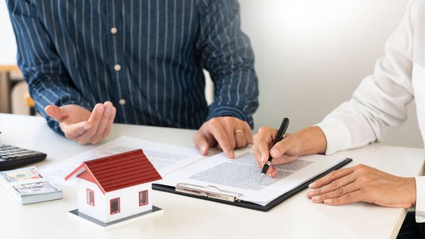 Agenci nieruchomości wyjaśnić dokument dla klientów, którzy przychodzą do kontaktu, aby kupić dom, kupić lub sprzedać koncepcję nieruchomości - Zdjęcie, obraz