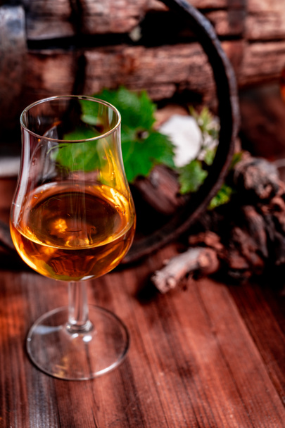 Bicchieri da degustazione con brandy di cognac francese invecchiato in vecchie cantine di regioni produttrici di cognac Champagne o Bois, Francia - Foto, immagini