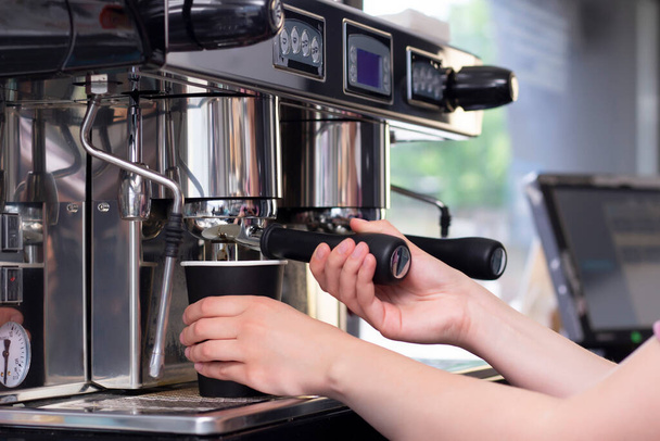 Barista καφέ κάνοντας προετοιμασία Concept Υπηρεσία. Ετοιμάζει εσπρέσο στην καφετέρια. Κοντινό πλάνο. Κοντινό πλάνο του φρεσκοτριμμένου καφέ - Φωτογραφία, εικόνα