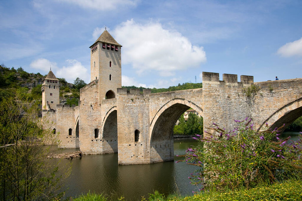 Historische befestigte Brücke Pont Valentre über den Fluss Lot in Cahors, Lot, Midi Pyrenäen, Frankreich - Foto, Bild