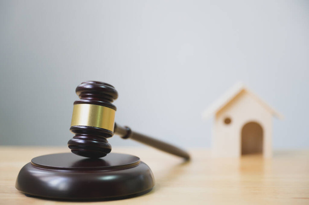 Закон и справедливость, концепция законности, судья молоток и дом на деревянном столе
 - Фото, изображение