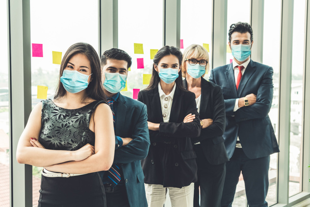 Les hommes d'affaires confiants avec masque facial protègent contre le coronavirus ou COVID-19. Concept d'aide, de soutien et de collaboration pour surmonter ensemble l'épidémie de coronavirus ou COVID-19 pour rouvrir les entreprises
. - Photo, image