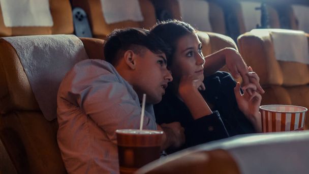 Público viendo películas en el cine. Grupo actividad recreativa y concepto de entretenimiento. - Foto, imagen