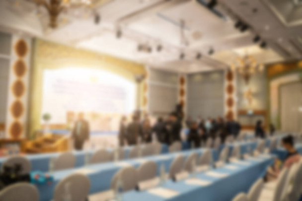 Verschwommener Hintergrund von Geschäftsleuten im Konferenzsaal oder Seminarraum. - Foto, Bild