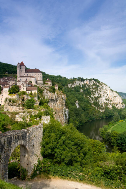 A történelmi szikla falu turisztikai attrakciója St. Cirq Lapopie a Lot Valley, Lot, Franciaország - Fotó, kép