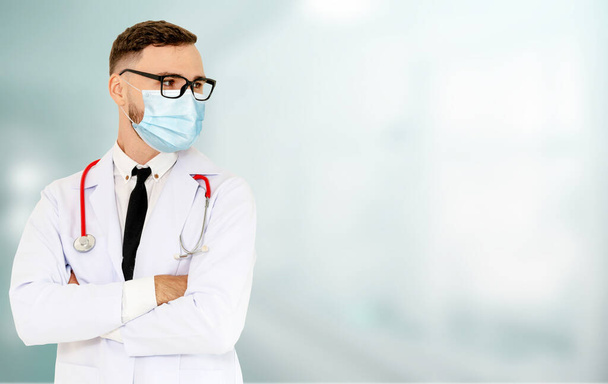 Лікар носить маску для обличчя в лікарні, захищається від коронавірусної хвороби або COVID-19. Медичні працівники мають високий ризик зараження від коронавірусної хвороби або COVID-19
. - Фото, зображення