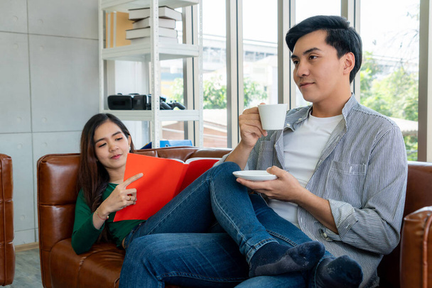 A boldog ázsiai pár otthon kávézik. Szerelmi kapcsolat és életmód koncepció. - Fotó, kép