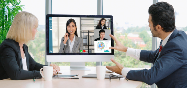 ビデオ通話グループビジネスの人々は、仮想職場やリモートオフィスで会う。テレワーク会議は、スマートビデオ技術を使用して専門的な企業ビジネスの同僚を通信する. - 写真・画像