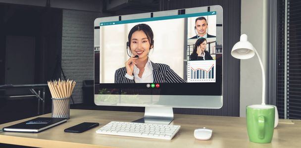 Βιντεοκλήση επιχειρηματίες συνάντηση σε εικονικό χώρο εργασίας ή απομακρυσμένο γραφείο. Κλήση τηλεδιάσκεψης με χρήση έξυπνης τεχνολογίας βίντεο για την επικοινωνία συναδέλφου σε επαγγελματικές επιχειρήσεις. - Φωτογραφία, εικόνα