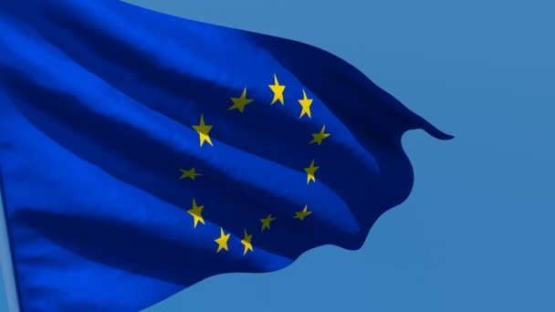 Az Európai Unió zászlaja a szélben a kék égbolttal szemben lebeg - Felvétel, videó