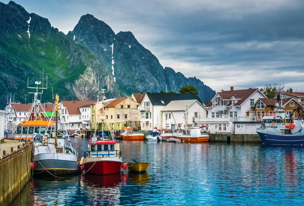 Lofoten, een archipel en een traditioneel district in de provincie Nordland, Noorwegen. Gelegen ten noorden van de poolcirkel. Lofoten staat bekend om zijn natuurlijke schoonheid, kenmerkende landschappen met dramatische bergen en toppen, open zee en beschutte b - Foto, afbeelding