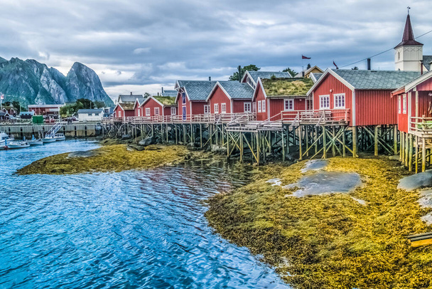 Reine, Lofotenské ostrovy, souostroví a tradiční okres v hrabství Nordland, Norsko. Nachází se severně od polárního kruhu. Lofoten je známý svou přírodní krásou, výraznou scenérií s dramatickými horami a štíty, otevřeným mořem a mušlemi - Fotografie, Obrázek