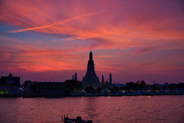 Sziluett von Wat Arun bei Sonnenuntergang - Fotó, kép