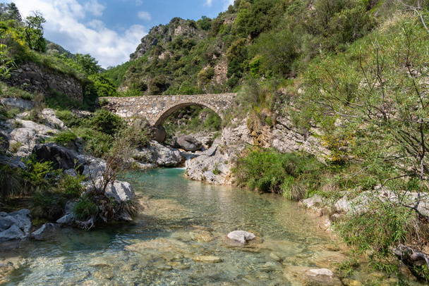 Ponte do arco nas montanhas, vale de Nervia, Alpes da Ligúria, município de Rocchetta Nervina, província de Imperia, Itália
 - Foto, Imagem