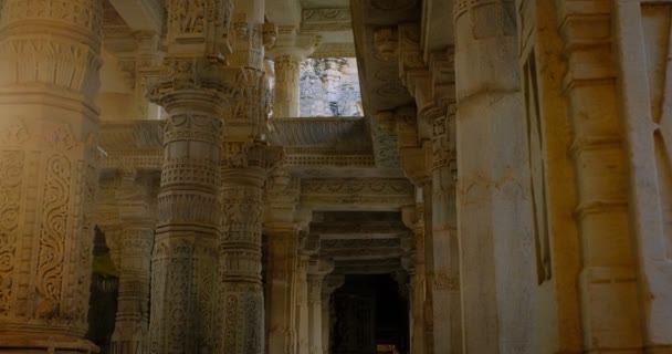 Zon en interieur van prachtige Ranakpur Jain tempel of Chaturmukha Dharana Vihara. Marmer oude middeleeuwse gebeeldhouwde beeldhouwwerken van heilige plaats van jaïnisme aanbidding. Ranakpur, Rajasthan. India - Video