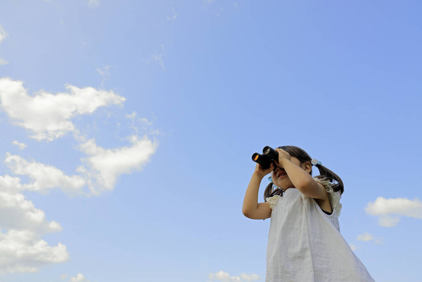 Japonská dívka s operou sklo pod modrým nebem (5 let) - Fotografie, Obrázek
