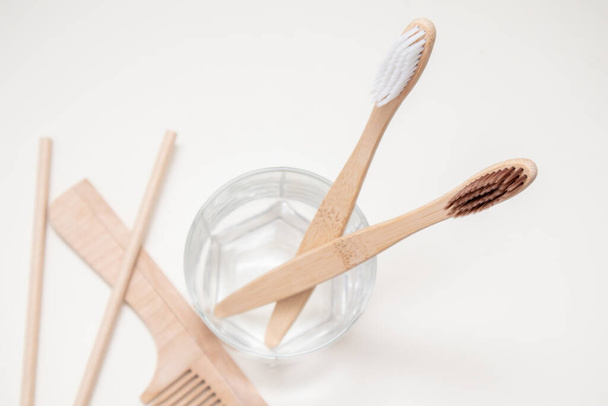 Cepillos de dientes de bambú ecológicos y peine de madera. Concepto de residuo cero
. - Foto, imagen