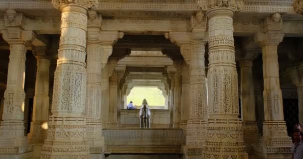 Kolommen van prachtige Ranakpur Jain tempel of Chaturmukha Dharana Vihara. Marmer oude middeleeuwse gebeeldhouwde beeldhouwwerken van heilige religieuze plaats van jaïnisme aanbidding. Ranakpur, Rajasthan. India - Video