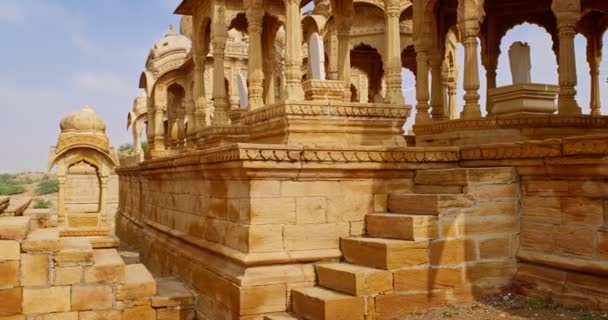 Bada bagh cenotaphs (Hindoe graf mausoleum) gemaakt van zandsteen in Indiase Thar woestijn. Jaisalmer, Rajasthan, India - Video