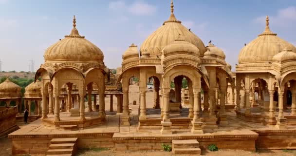 Bada bagh cenotafios (mausoleo de la tumba hindú) hecho de piedra arenisca en el desierto de Thar indio. Jaisalmer, Rajastán, India
 - Metraje, vídeo