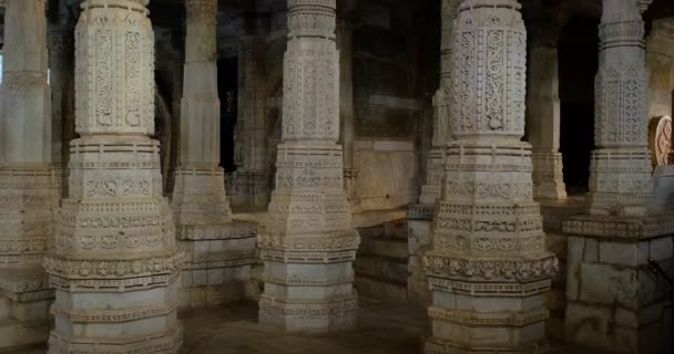 Kolommen van prachtige Ranakpur Jain tempel of Chaturmukha Dharana Vihara. Marmer oude middeleeuwse gebeeldhouwde beeldhouwwerken van heilige religieuze plaats van jaïnisme aanbidding. Ranakpur, Rajasthan. India - Video
