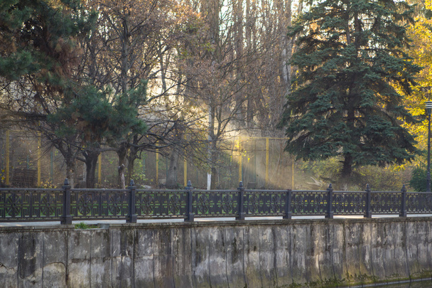 Hylätty syyspuisto Simferopolissa - Valokuva, kuva