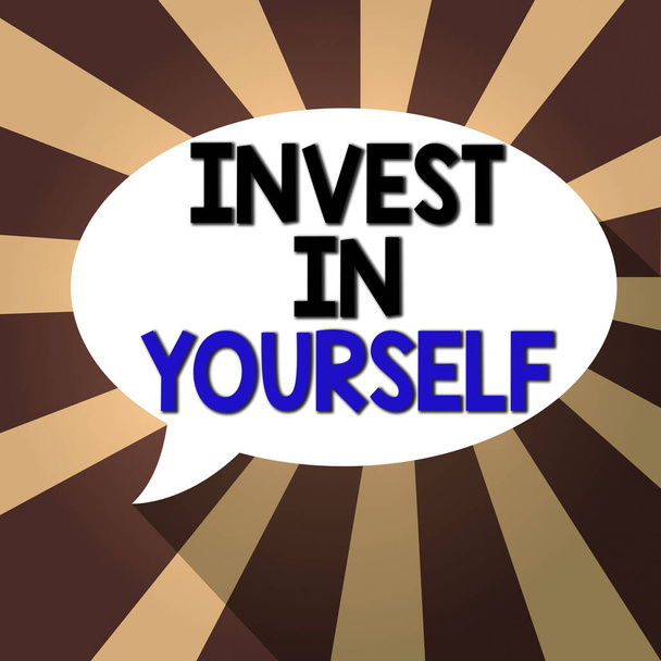 Teksti merkki osoittaa Invest In Your Self. Käsitteellinen valokuva oppia uusia asioita tai materiaaleja, mikä tekee paljon paremmin Tyhjä soikea muoto Puhe Bubble kiinteässä Väri ja varjo Burst tausta. - Valokuva, kuva