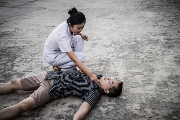 Notfall-CPR am Mann, Krankenschwester versucht Wiederbelebung (Erste Hilfe)) - Foto, Bild