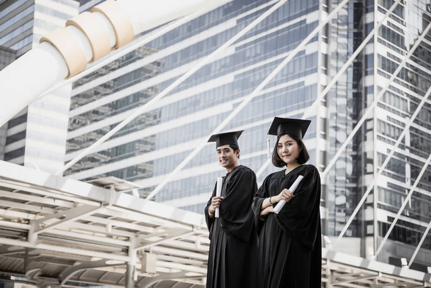 Šťastní mezinárodní studenti a bakalářské šaty s diplomy. - Fotografie, Obrázek