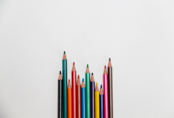 kolorowe ołówki na białym papierze - Zdjęcie, obraz