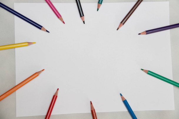 színes ceruzák fehér papíron - Fotó, kép