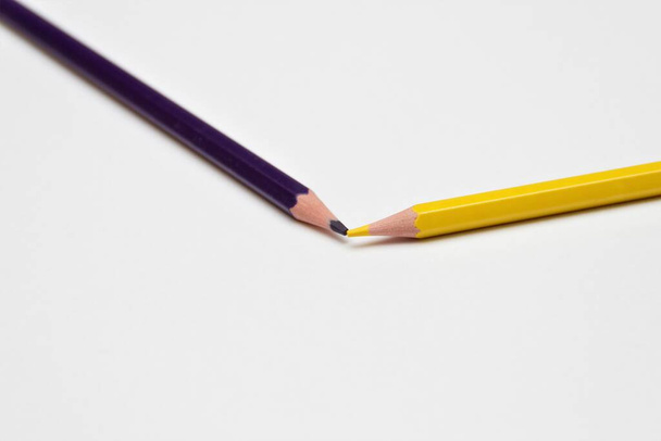 színes ceruzák fehér papíron - Fotó, kép