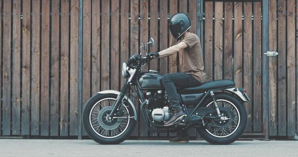 Handsome rider guy with classic style motorcycle - Foto, Imagen