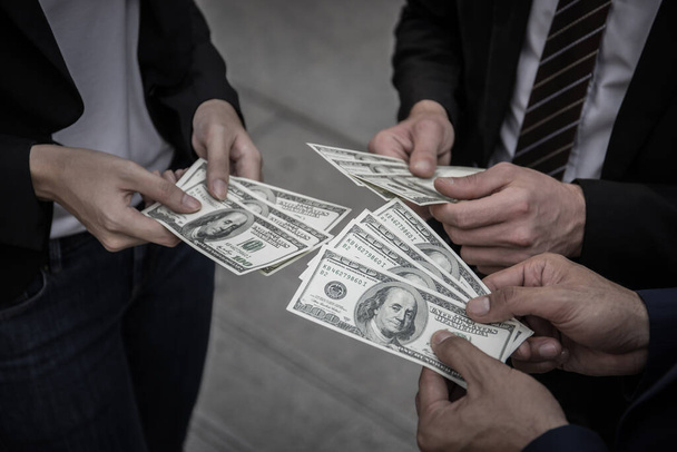 Богатая команда бизнеса подсчитывает банкноты в долларах США для инвестиций в бизнес
 - Фото, изображение