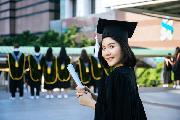 Gelukkige vrouw portret op haar afstudeerdag Universiteit. Houder van het diploma. - Foto, afbeelding