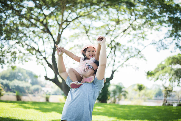 Πατέρας δίνει στην κόρη της piggyback, ευτυχισμένη οικογένεια. - Φωτογραφία, εικόνα