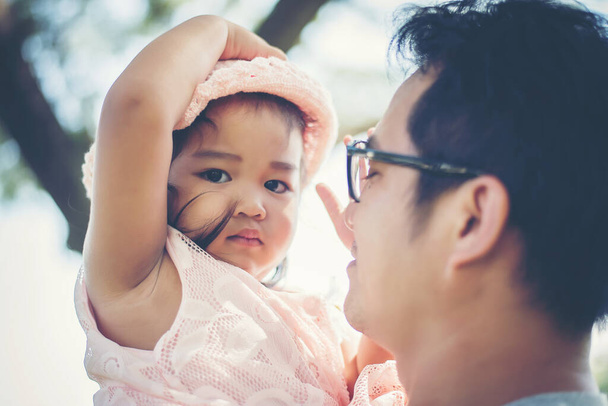 Pieni tyttö halaus kaulan hänen isänsä, Isä leikkii tyttärensä kanssa onnellinen perhe-aika. - Valokuva, kuva