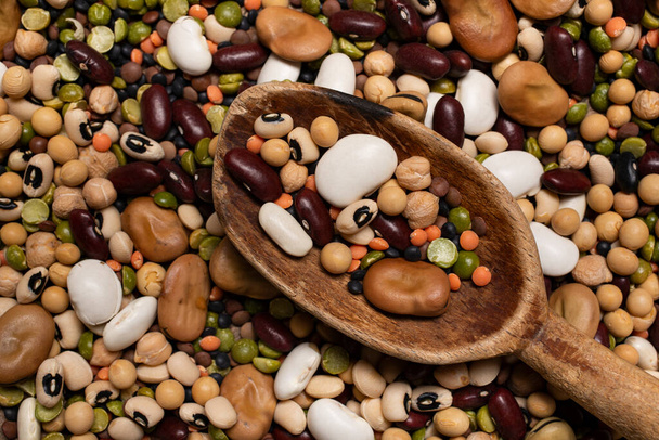 Sağlıklı beslenmeye elverişli protein açısından zengin ham ve renkli baklagilerle donatılmış arka plan - Fotoğraf, Görsel