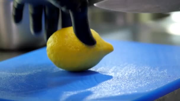 Preparación para una rebanada de limón
 - Imágenes, Vídeo