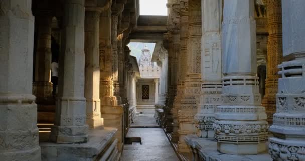 Interiér krásného chrámu Ranakpur Jain nebo Chaturmukha Dharana Vihara. Mramor starověké středověké vyřezávané sochy řezby posvátného náboženského místa uctívání jainismu. Ranakpur, Rajasthan. Indie - Záběry, video