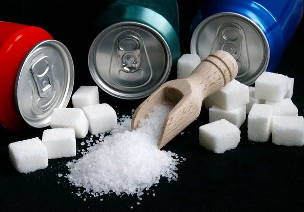 adicción al azúcar: tres sodas canas y azúcar
 - Foto, Imagen