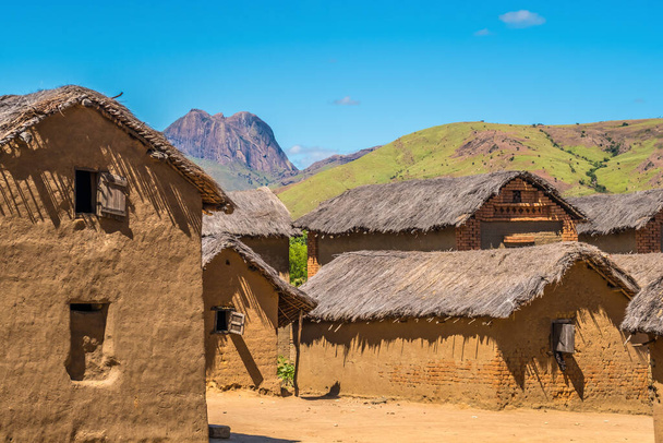 Traditionele Bara dorpjes op de legendarische Nationale Route 7 in het zuidelijke deel van het centrale plateau van Madagaskar, vlakbij het Isalo National Park - Foto, afbeelding