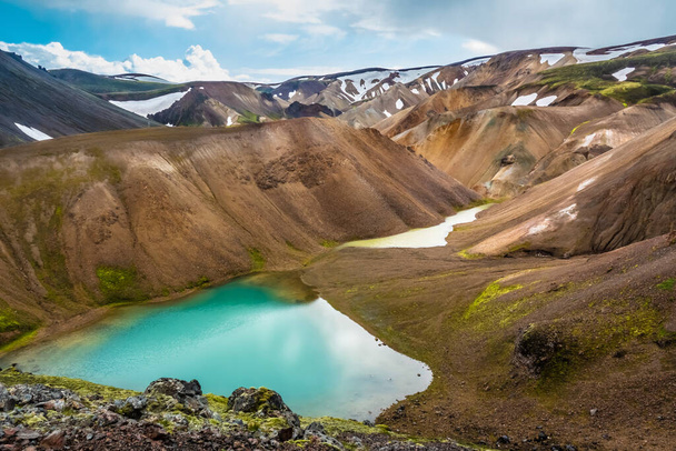İzlanda 'nın dağlık bölgelerindeki Fjallabak Doğa Rezervi' ndeki Laugahraun lav sahasının kenarındaki olağanüstü güzellikte ve gerçeküstü manzaralar. Meşhur Laugavegur yürüyüş yolunun kuzey ucunu işaretliyor.. - Fotoğraf, Görsel