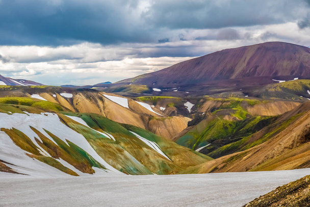 A drámaian gyönyörű és szürreális tájak Landmannalaugar szélén Laugahraun lávamező a Fjallabak Természetvédelmi Terület Izland Felföldjein. Jelölés az északi végén a híres Laugavegur túraútvonal. - Fotó, kép