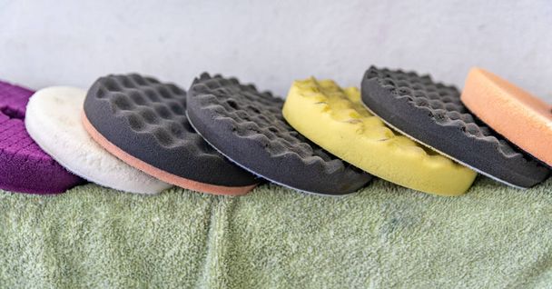 цветные губки для мытья и полировки салона и экстерьера автомобилей
 - Фото, изображение