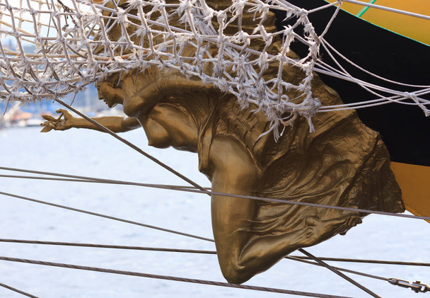 The bow of a sailing ship with a golden figure, a sculpture of a woman. - Photo, Image