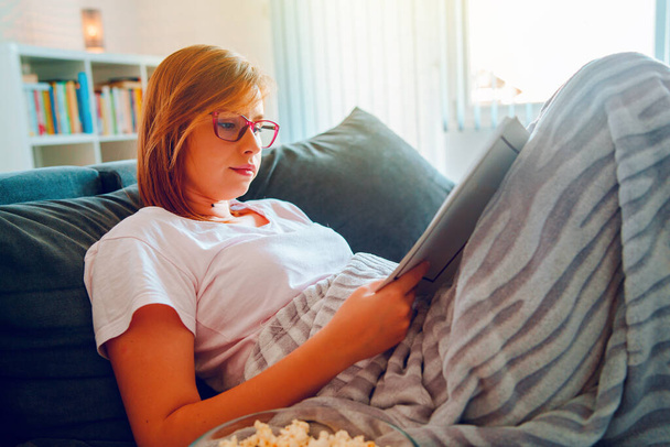 Молода красива жінка кавказька дівчина читає книгу в ліжку в окулярах вдома студентське дослідження
 - Фото, зображення